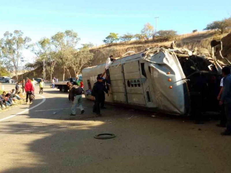 Vuelca camión en Oaxaca, hay varios heridos