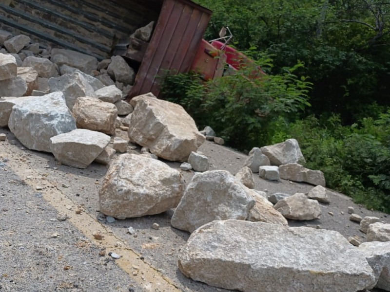 Vuelca camión lleno de piedras en el tramo Salina Cruz-Huatulco