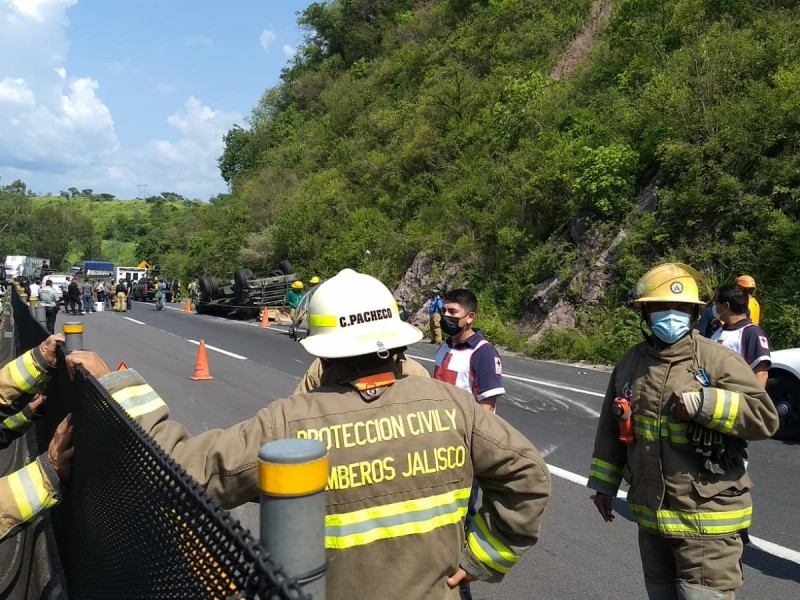 Vuelca camión militar en Hostotipaquillo