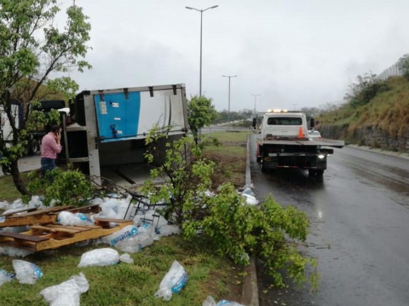 Vuelca camión que transportaba hielo en el KM13.6