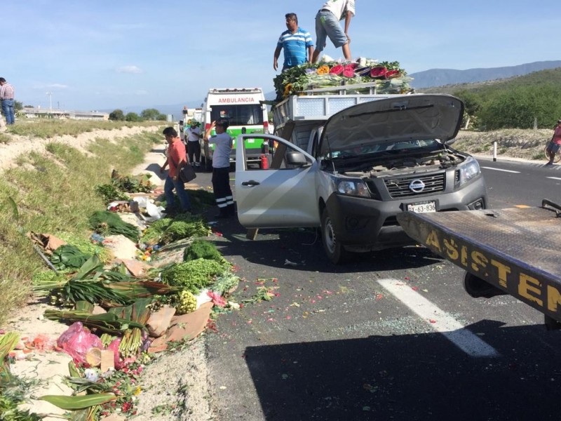 Vuelca camioneta cargada de flor