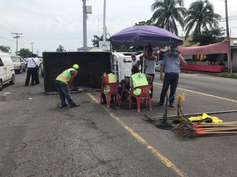 Vuelca camioneta con cuadrilla de trabajadores del ayuntamiento de Veracruz