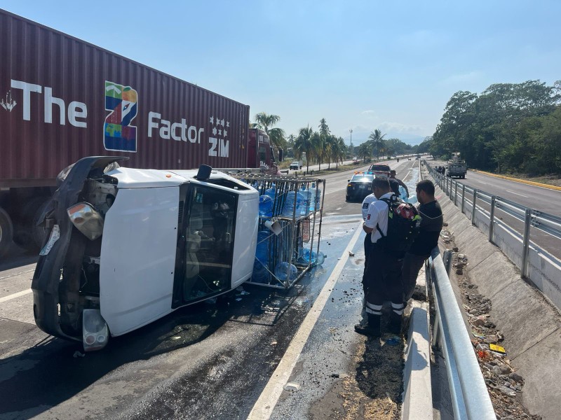 Vuelca camioneta con garrafones con agua en libramiento Ejército Mexicano