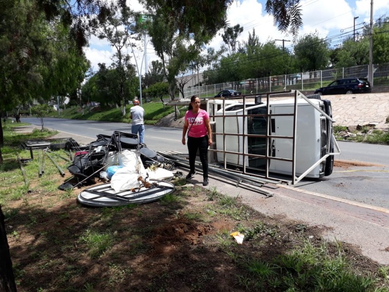 Vuelca camioneta con mobiliario en bulevar