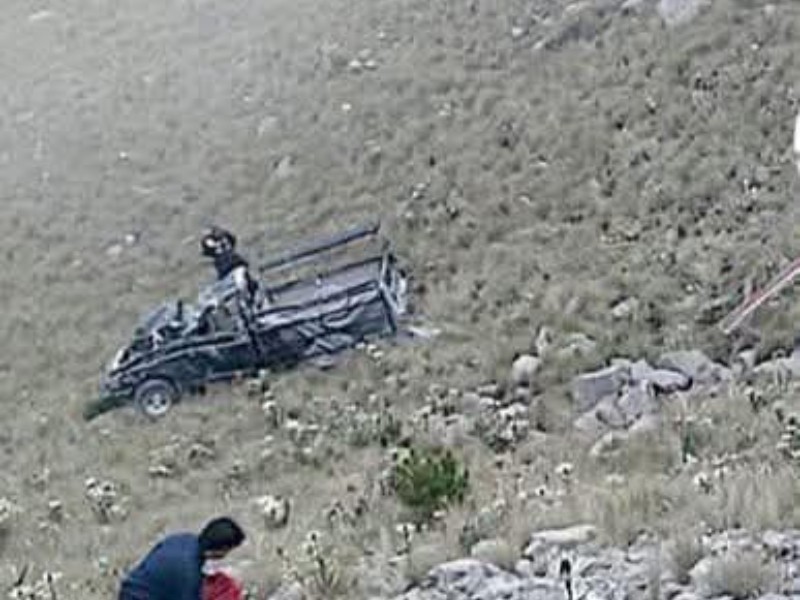 Vuelca camioneta con turistas en Nevado de Toluca; un fallecido