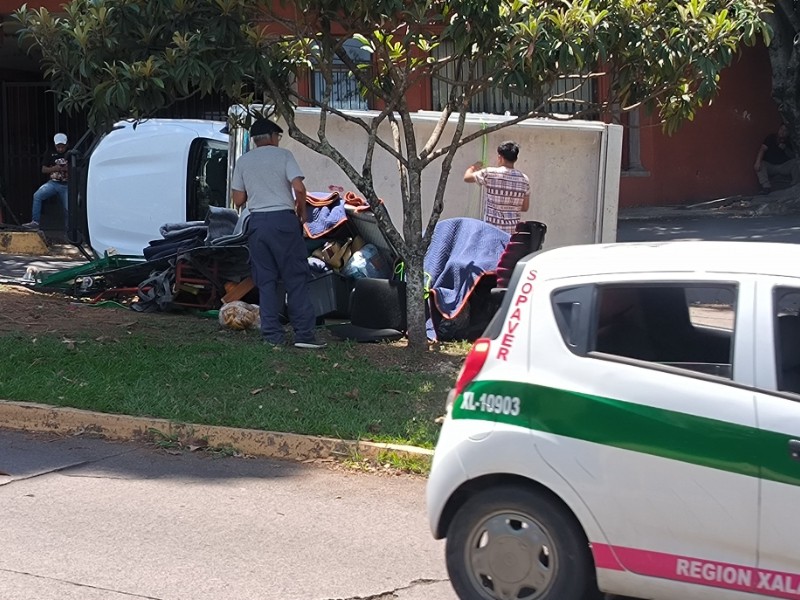 Vuelca camioneta de carga en Xalapa