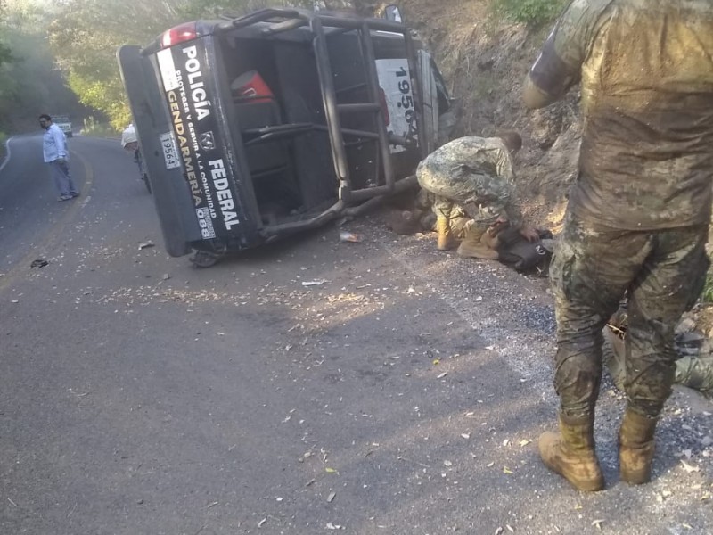 Vuelca camioneta de GN en carretera Huatulco-Pochutla