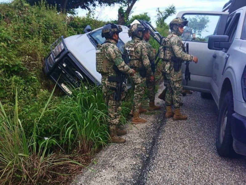 Vuelca camioneta de la Marina en la Acapulco-Pinotepa