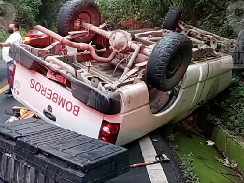 Vuelca camioneta de protección civil en carretera federal 200