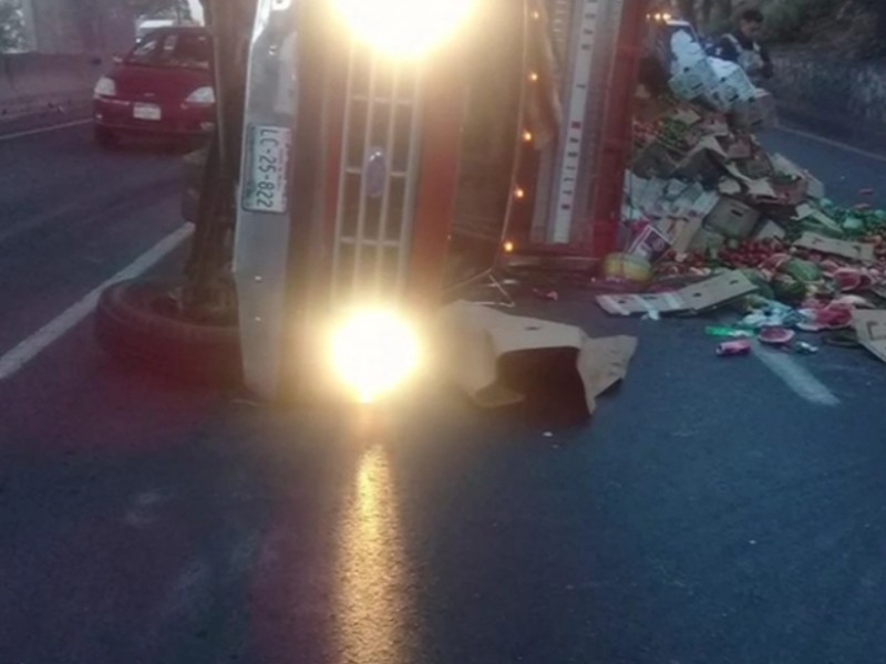 Vuelca camioneta en Cuautitlán Izcalli