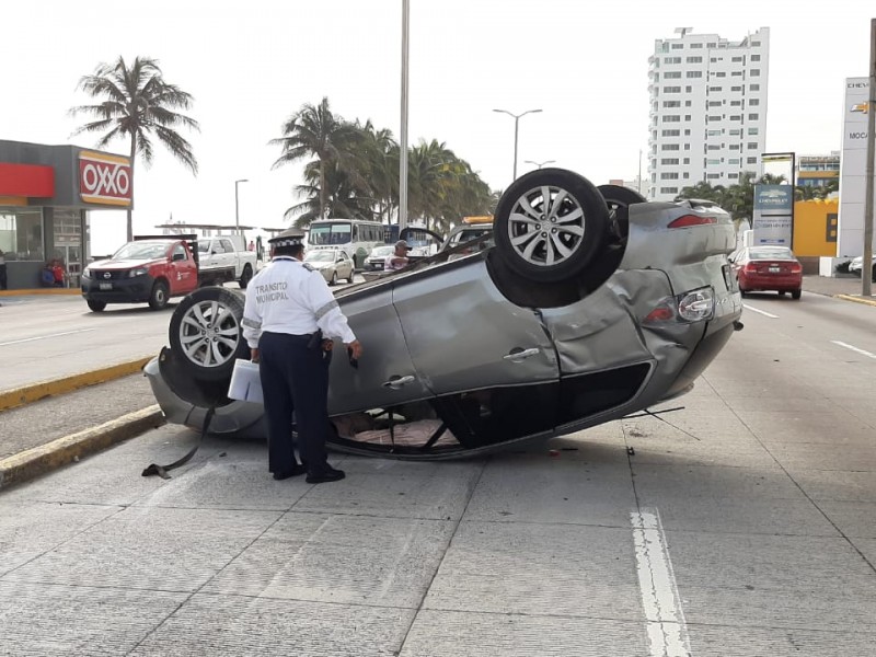 Vuelca camioneta en el Bulevar Miguel Alemán.