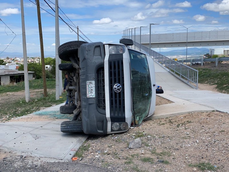 Vuelca camioneta en el Fray Junípero