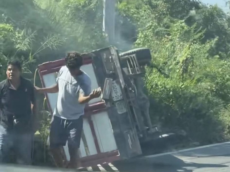 Vuelca camioneta en la Acapulco-Zihuatanejo; dos lesionados