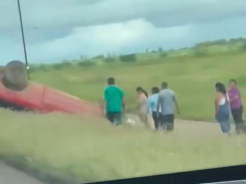 Vuelca camioneta en la carretera entre Ciudad Constitución y Ciudad Insurgentes