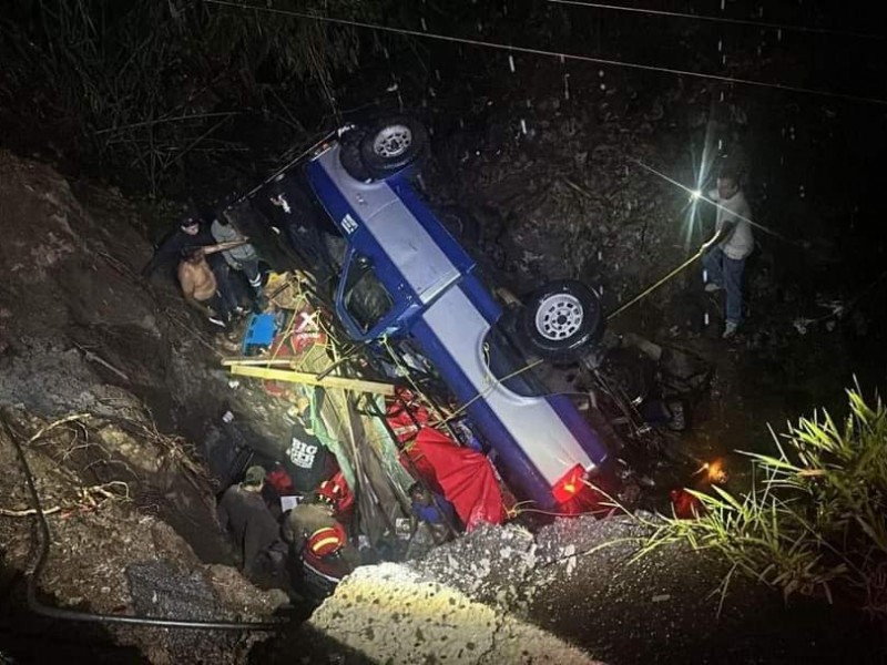 Vuelca camioneta en la Ocuilan-Malinalco; dos personas sin vida