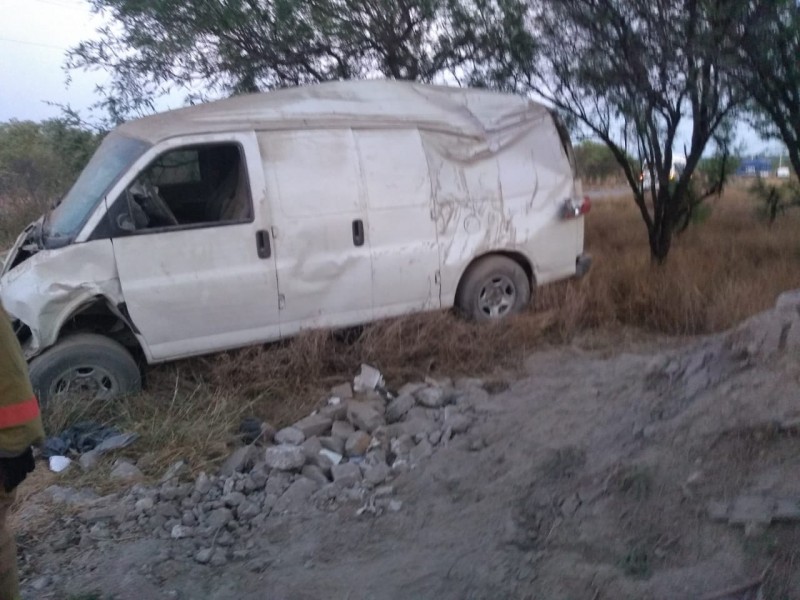 Vuelca camioneta en Libramiento