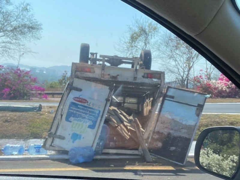 Vuelca camioneta repartidora en bulevar a Ixtapa