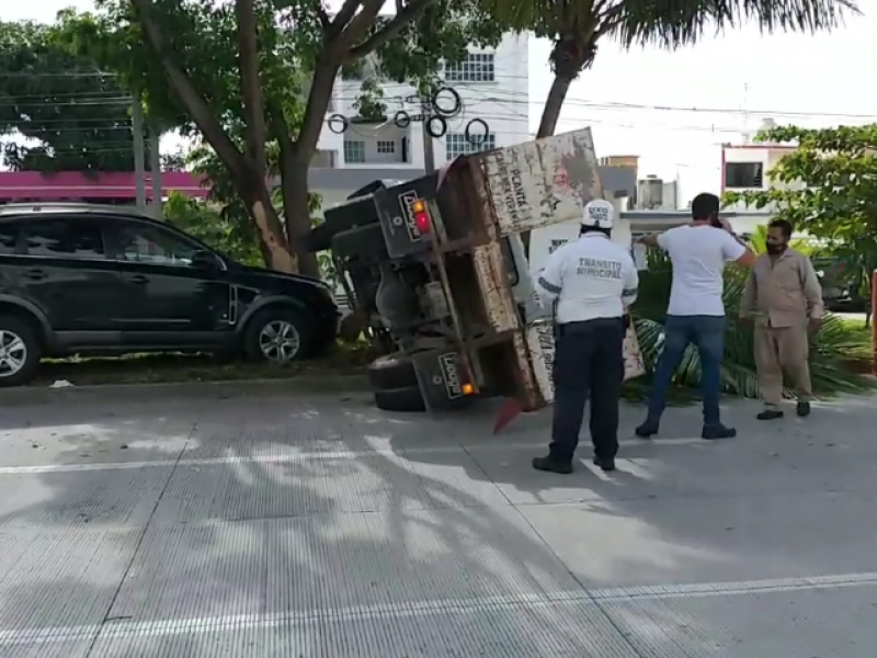 Vuelca camioneta repartidora de gas en Boca del Río