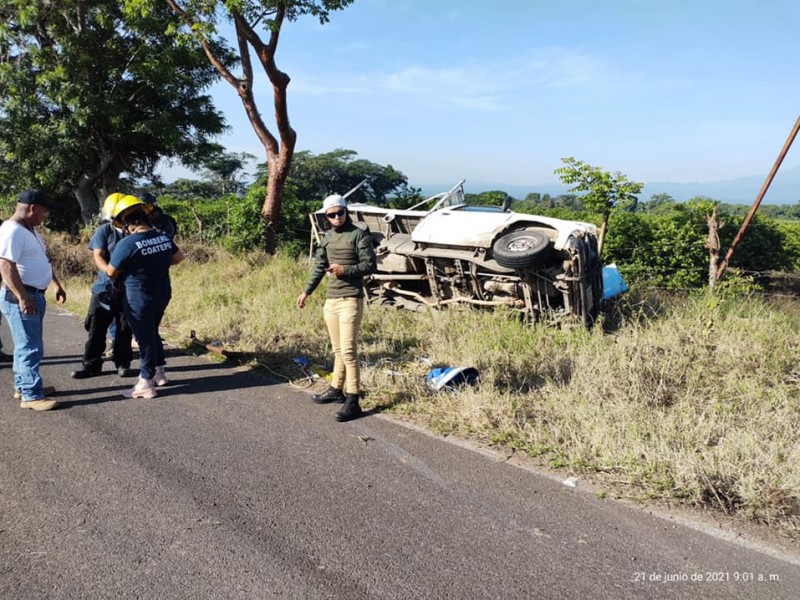 Vuelca camioneta sobre carretera Coatepec-Jalcomulco