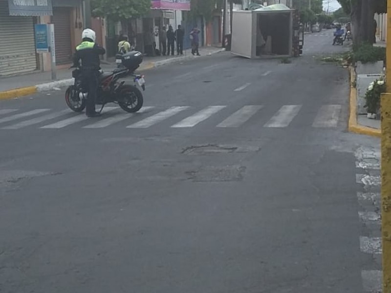 Vuelca camioneta sobre la Reforma Sur
