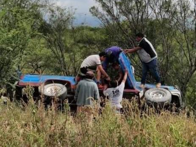 Vuelca camioneta sobre libramiento Tecnológico-San Marcos