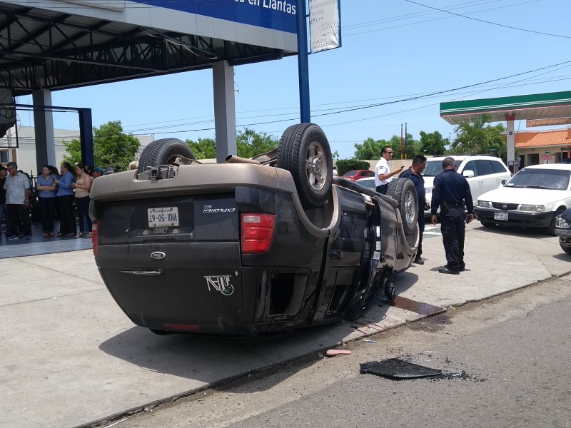 Vuelca camioneta tras choque en Mazatlán