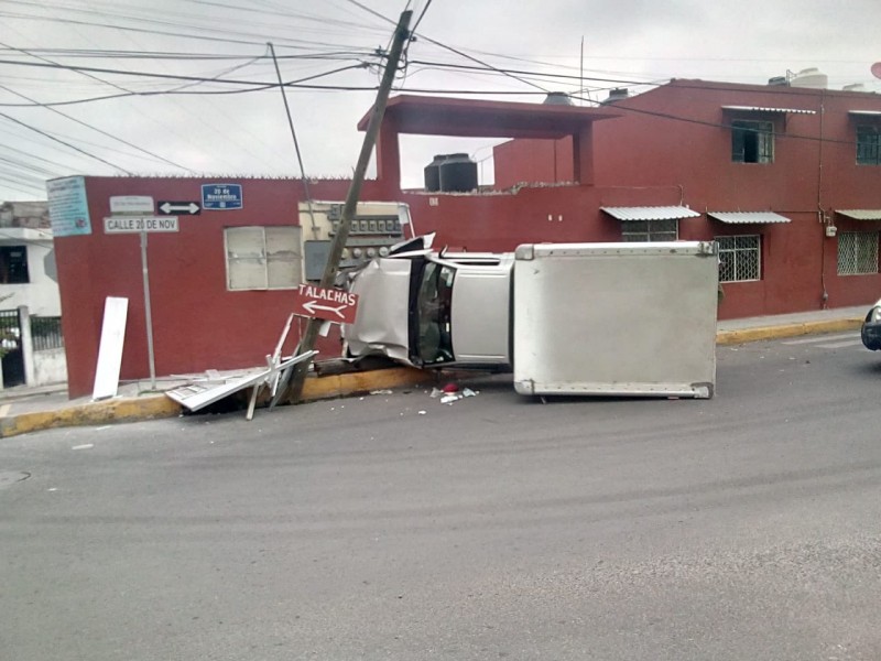 Vuelca camioneta tras intento de fuga; atropelló a ancianito