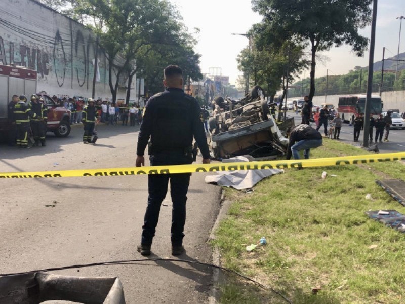 Vuelca combi en Iztapalapa, CDMX mueren 2 personas