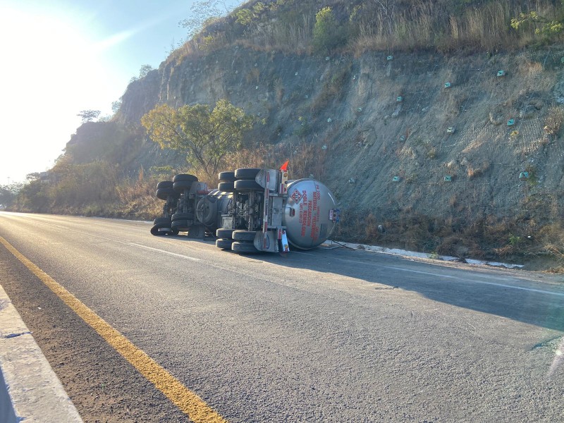 Vuelca de tráiler en autopista a Berriozábal