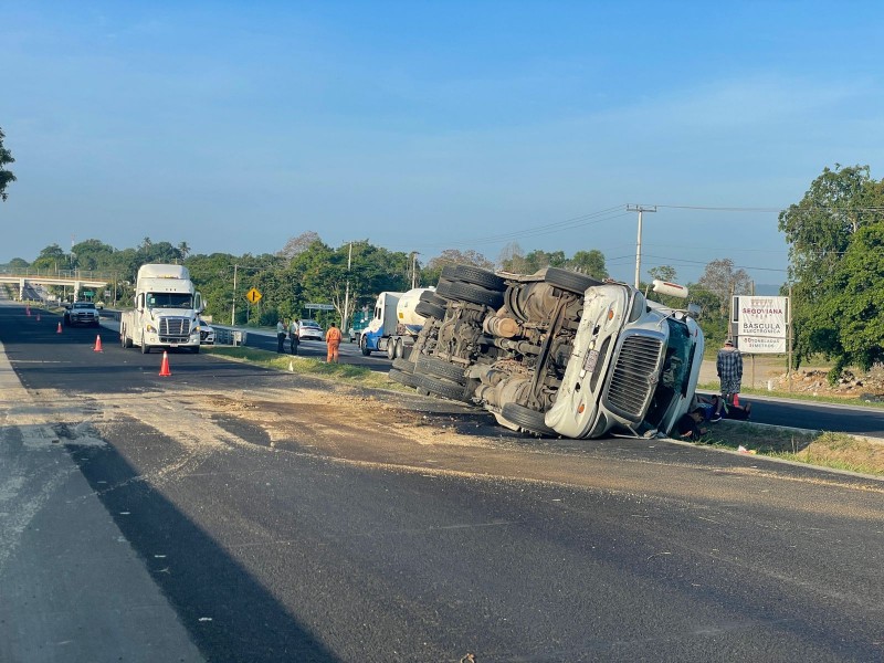 Vuelca en la autopista México-Tuxpan