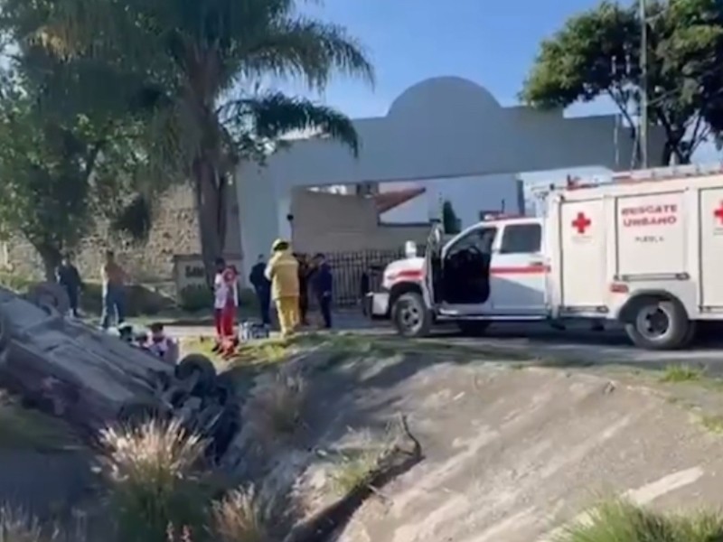 Vuelca jetta en Periférico-Ecológico; conductor atrapado hacia Valsequillo