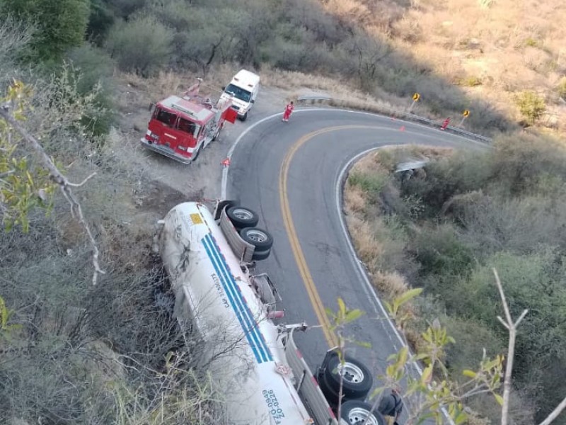 Vuelca pipa cargada con más de 32  litros diésel