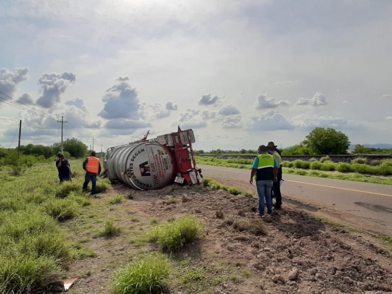 Vuelca pipa cargada con miles de litros de diésel