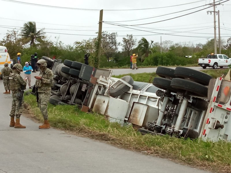 Vuelca pipa cargada de combustible en Tuxpan