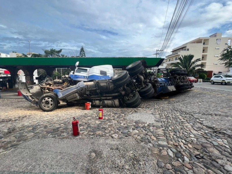 Vuelca pipa con combustible en Puerto Vallarta