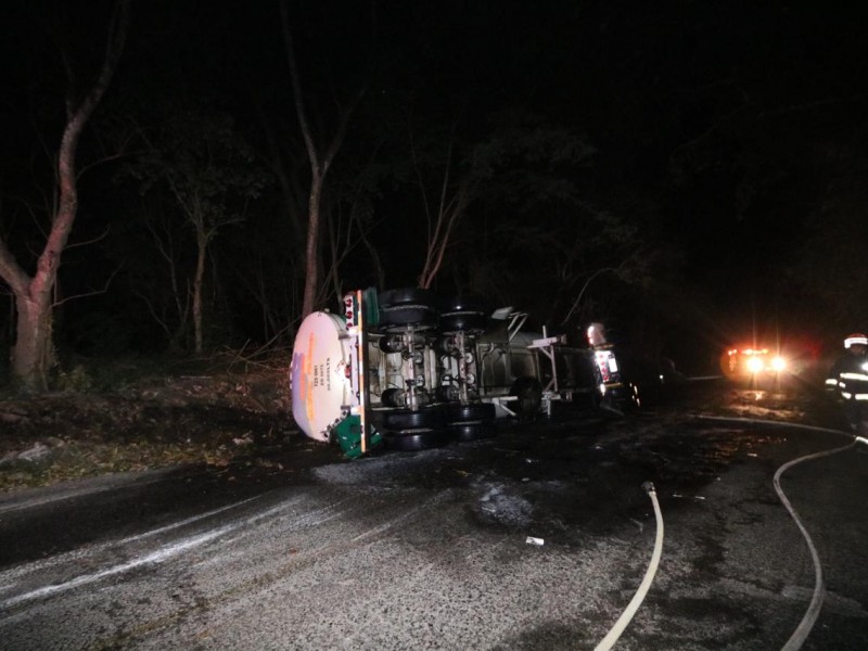 Vuelca pipa con gasolina en Cabo Corrientes