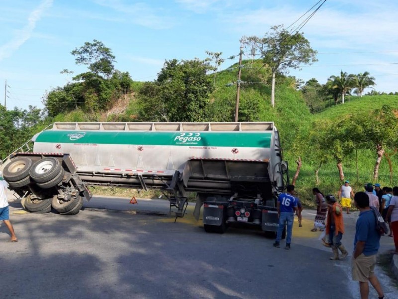 Vuelca pipa con maíz en Moloacán; hubo rapiña