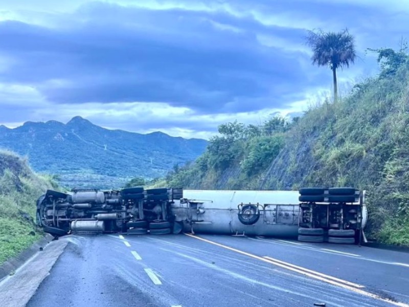 Vuelca pipa de gas en la autopista Cardel-Poza Rica