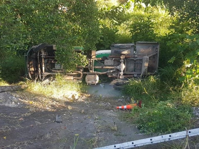 Vuelca pipa de gas en la colonia Lindavista