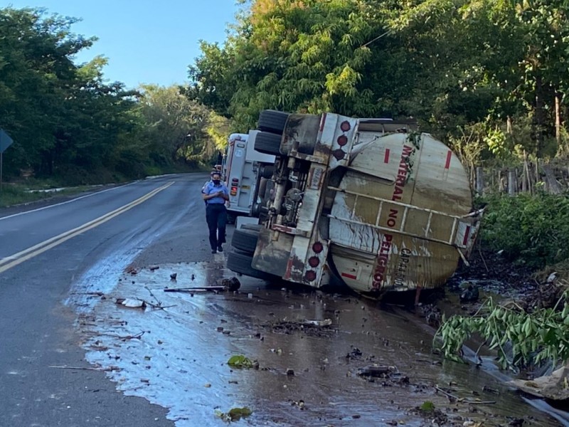 Vuelca pipa de Melaza en la autopista Tepic-Villa Unión