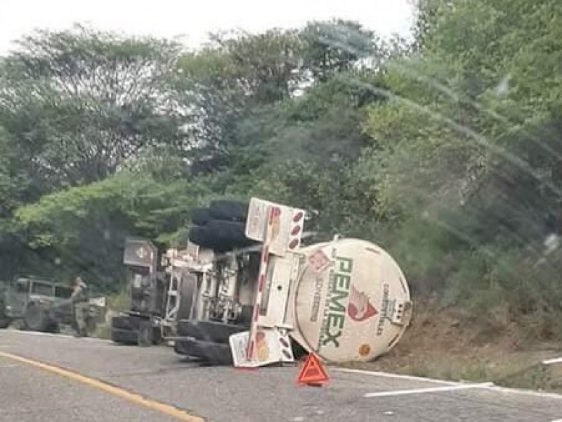 Vuelca pipa de PEMEX en el tramo Tehuantepec-Oaxaca