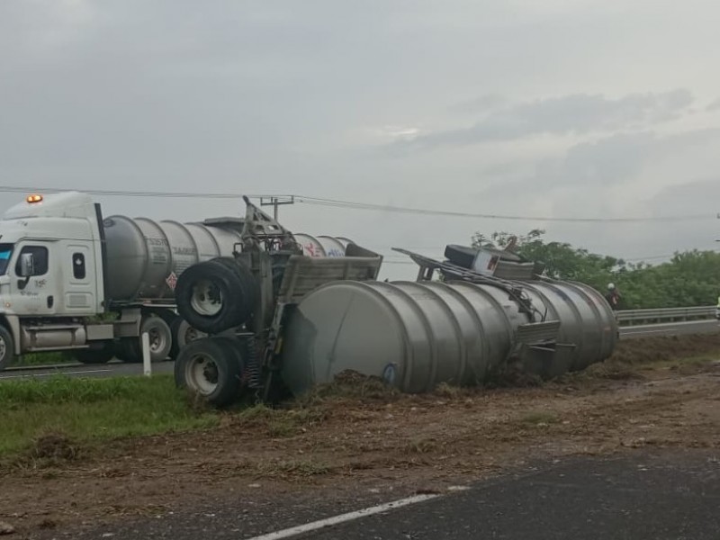 Vuelca pipa doble remolque en la México-Tuxpan