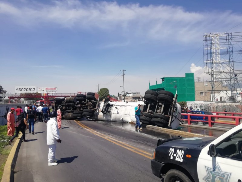 Vuelca pipa en avenida Central