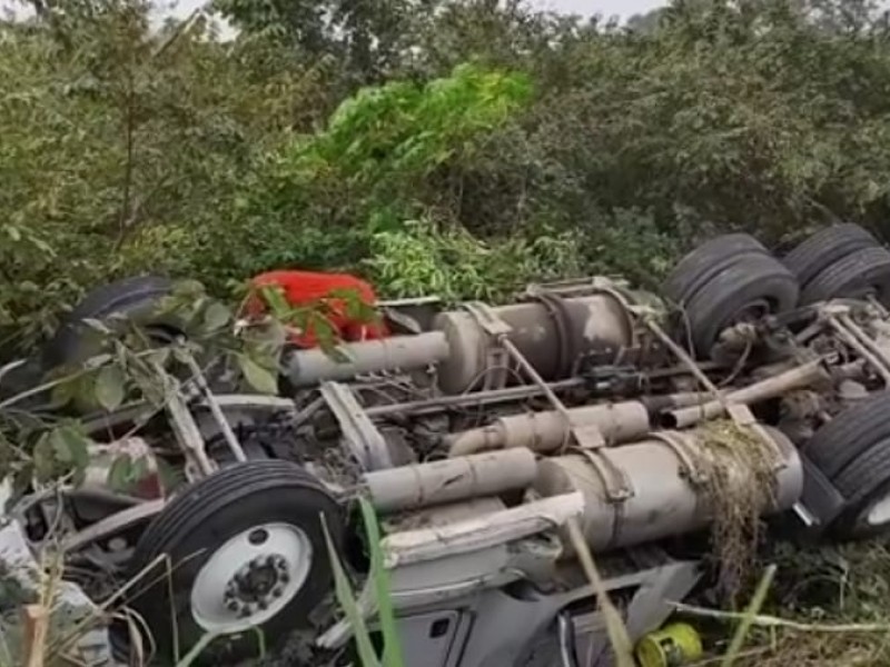 Vuelca pipa en el libramiento portuario de Tuxpan