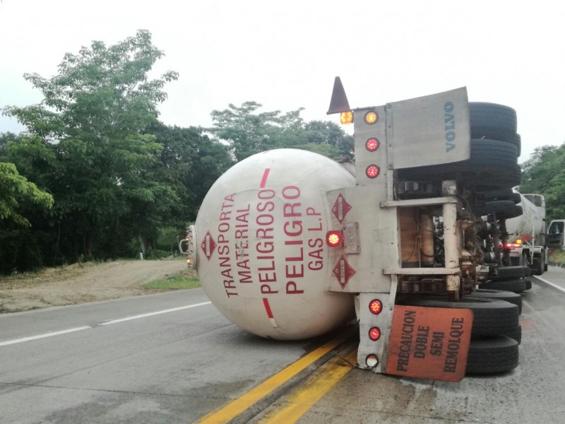 Vuelca pipa en la México-Tuxpan