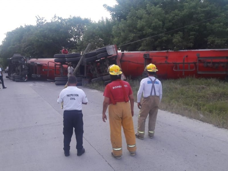 Vuelca pipa y bloquea carretera Tuxpan-Cazones