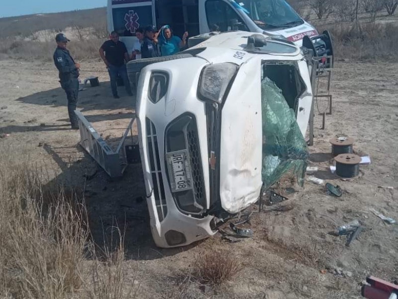 Vuelca por movimiento brusco al esquivar baches y vehículo