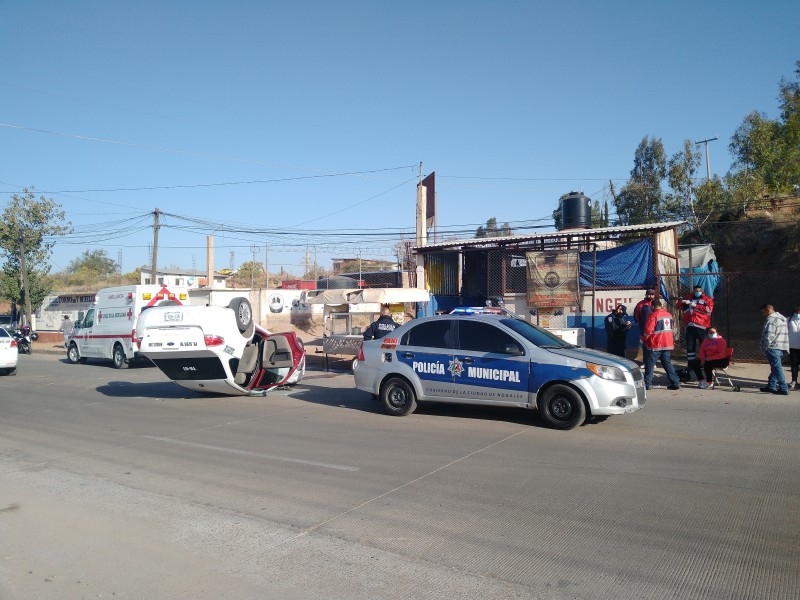 Vuelca taxi con tres personas a bordo