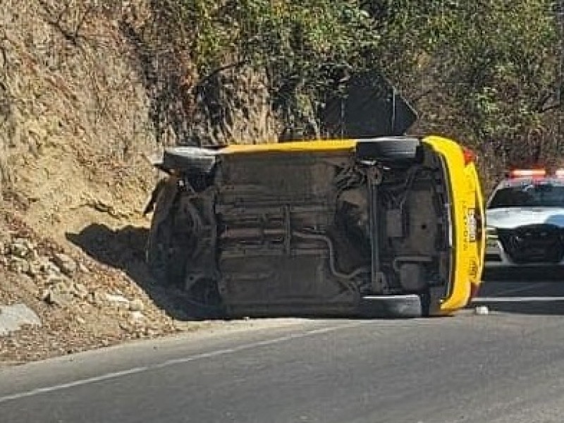 Vuelca taxi sobre el libramiento hacia El Colomo, en Manzanillo