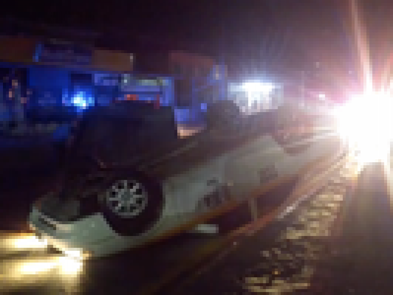 Vuelca taxista sobre el libramiento sur